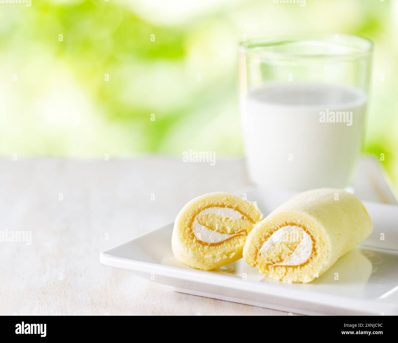 Verre de lait et gâteau frais Banque D'Images