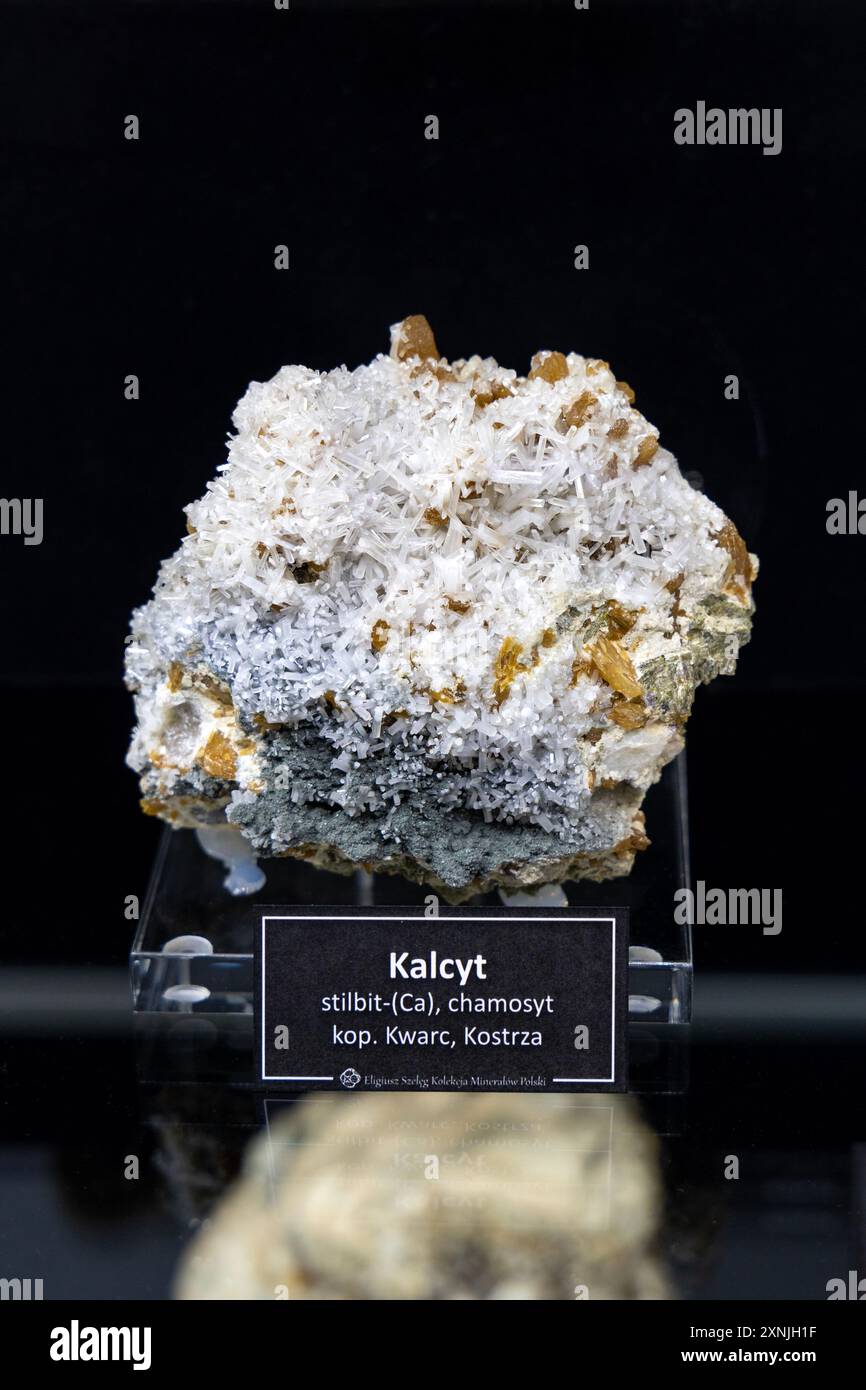Calcite avec stilbite, chamosite et spécimen de quartz au Musée géologique de Varsovie, Pologne Banque D'Images