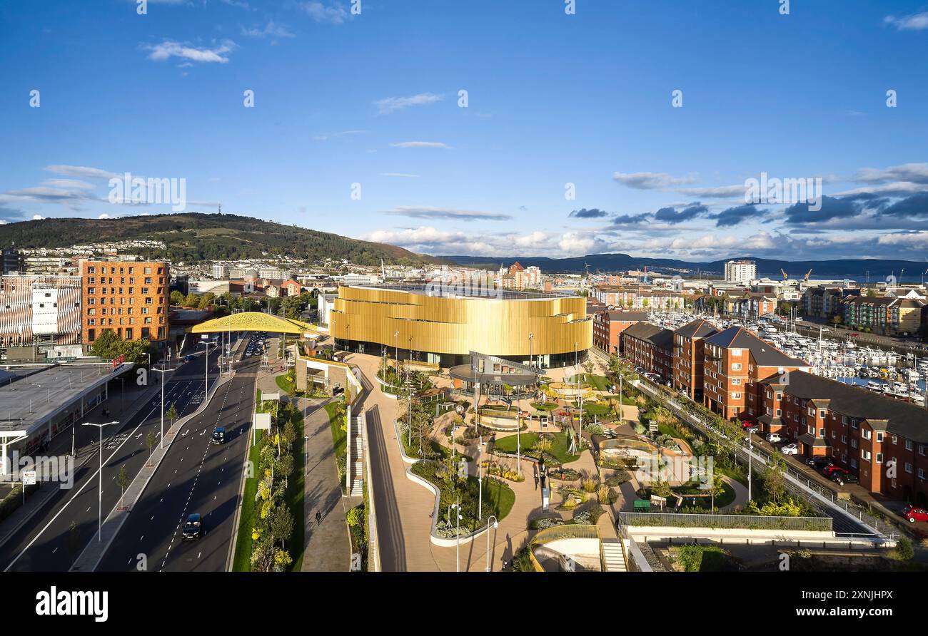 Vue aérienne ensoleillée de la marina, du pont et de l'arène. Swansea Arena et Copr Bay Bridge, Swansea, Royaume-Uni. Architecte : acme, 2024. Banque D'Images