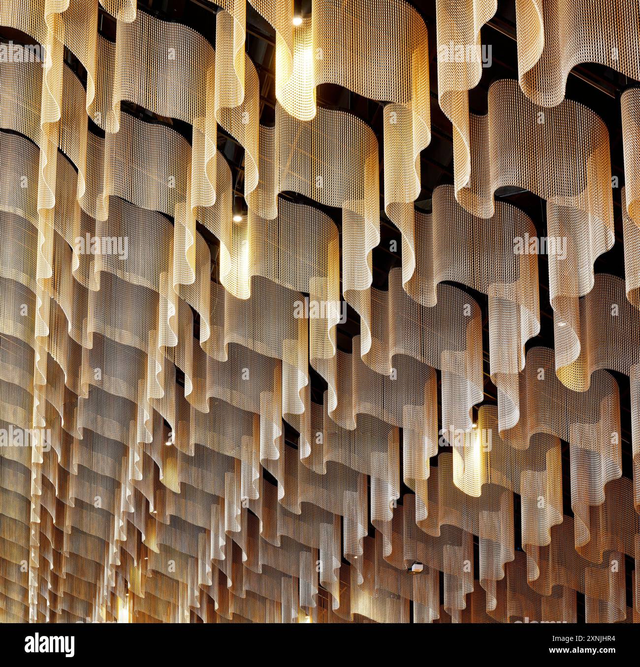 Détail du plafond en maille dans le foyer. Swansea Arena et Copr Bay Bridge, Swansea, Royaume-Uni. Architecte : acme, 2024. Banque D'Images