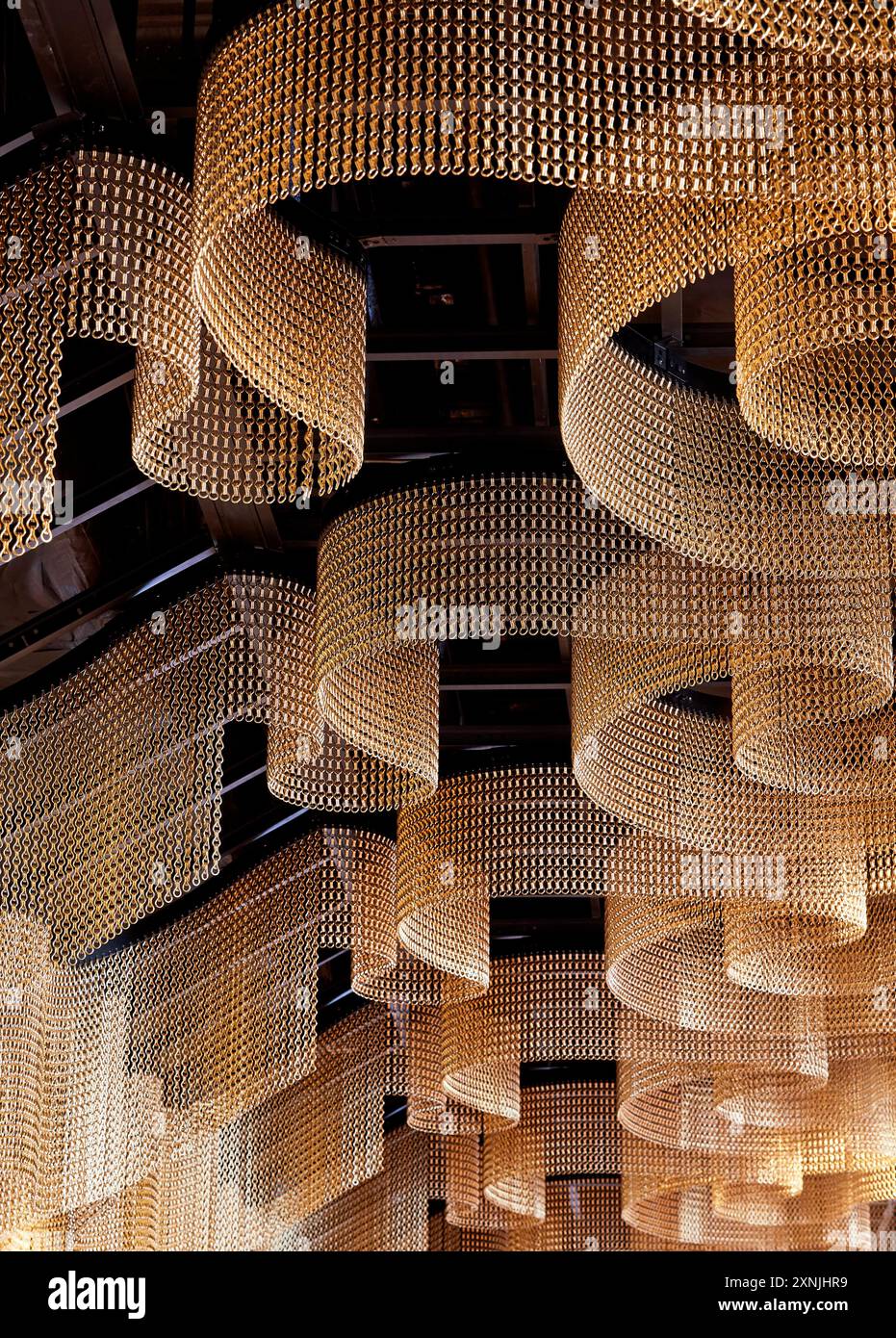 Détail du plafond en maille dans le foyer. Swansea Arena et Copr Bay Bridge, Swansea, Royaume-Uni. Architecte : acme, 2024. Banque D'Images