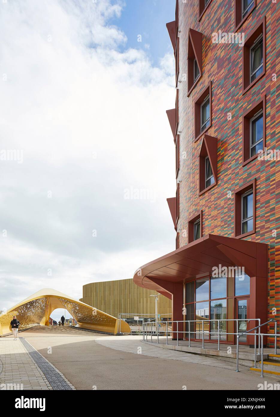 Juxtaposition de façades. Swansea Arena et Copr Bay Bridge, Swansea, Royaume-Uni. Architecte : acme, 2024. Banque D'Images