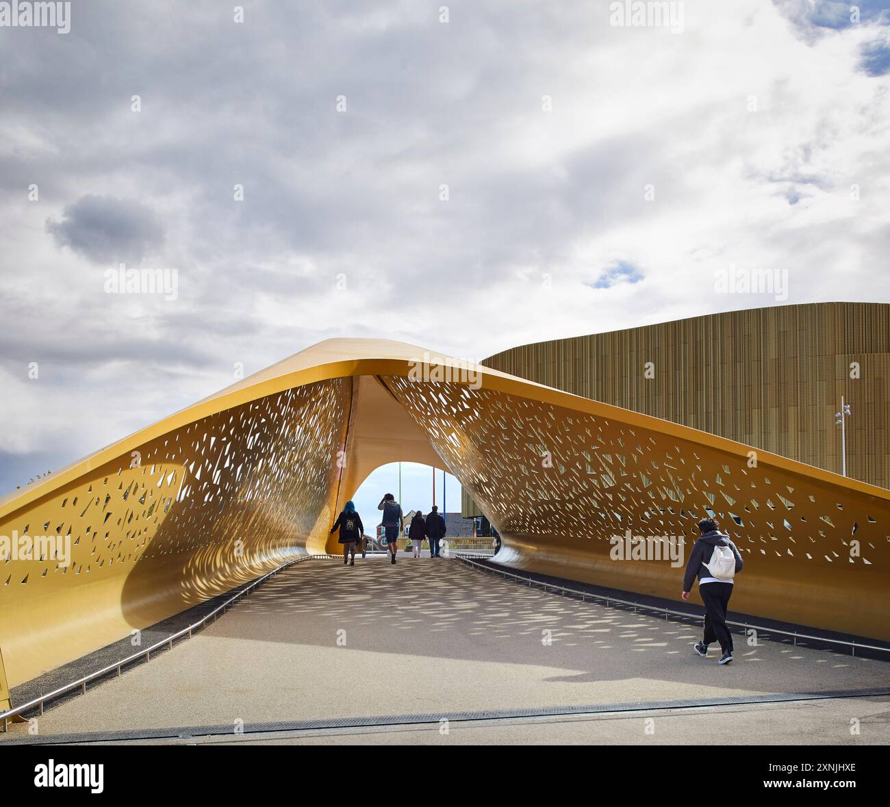 Auvent perforé de bicyclette et pont piétonnier. Swansea Arena et Copr Bay Bridge, Swansea, Royaume-Uni. Architecte : acme, 2024. Banque D'Images