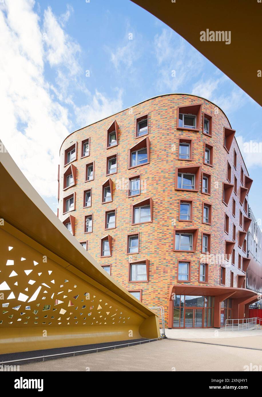 Juxtaposition de façades. Swansea Arena et Copr Bay Bridge, Swansea, Royaume-Uni. Architecte : acme, 2024. Banque D'Images