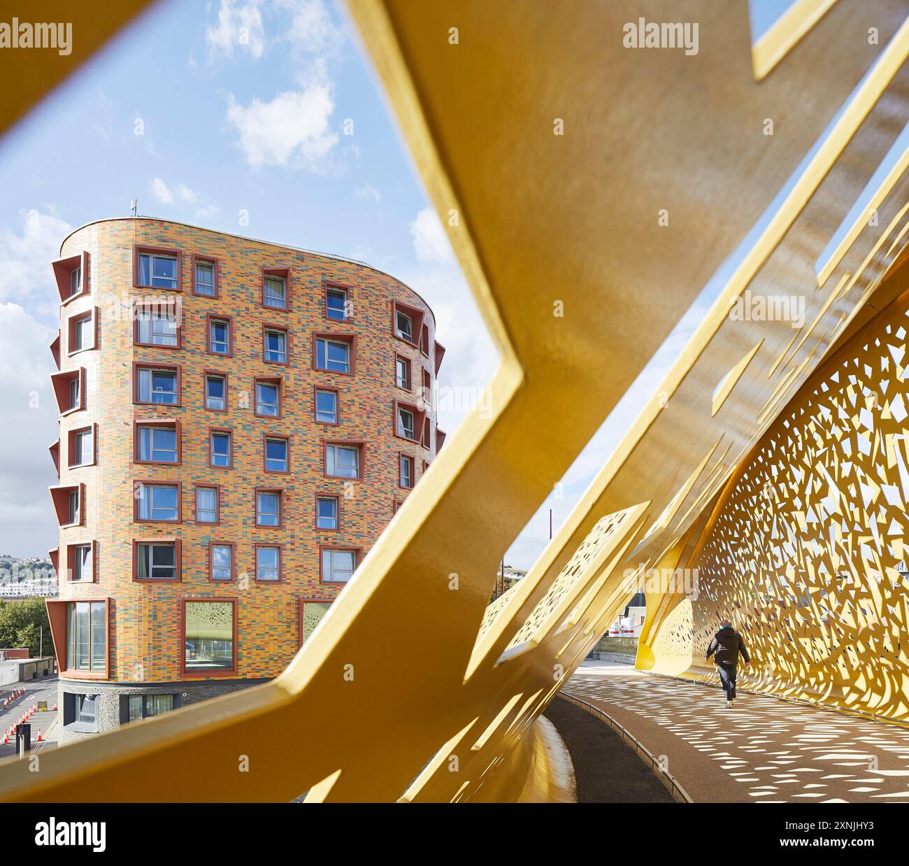 Juxtaposition de façades. Swansea Arena et Copr Bay Bridge, Swansea, Royaume-Uni. Architecte : acme, 2024. Banque D'Images