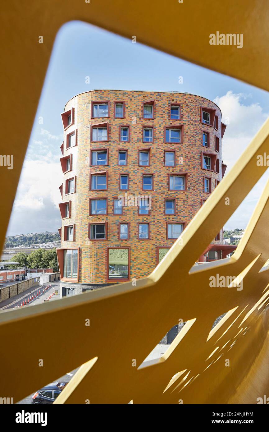 Juxtaposition de façades. Swansea Arena et Copr Bay Bridge, Swansea, Royaume-Uni. Architecte : acme, 2024. Banque D'Images