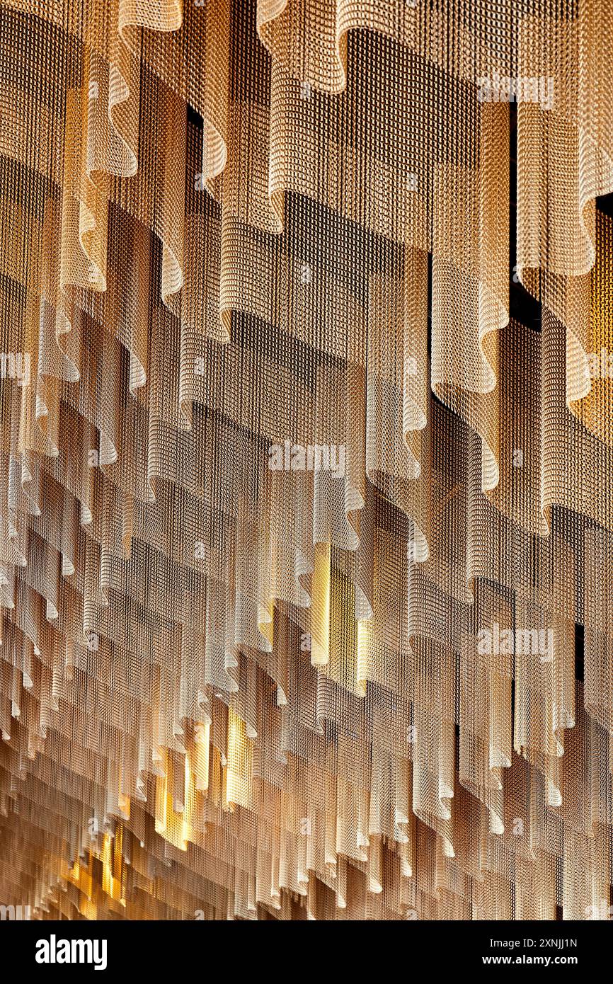 Détail du plafond en maille dans le foyer. Swansea Arena et Copr Bay Bridge, Swansea, Royaume-Uni. Architecte : acme, 2024. Banque D'Images