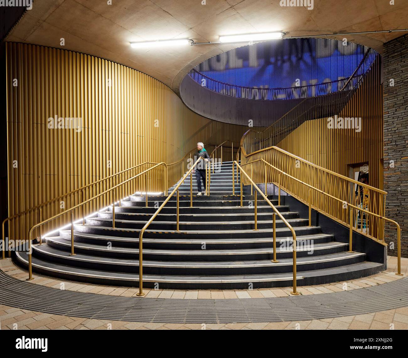 Escalier extérieur menant à l'aréna. Swansea Arena et Copr Bay Bridge, Swansea, Royaume-Uni. Architecte : acme, 2024. Banque D'Images