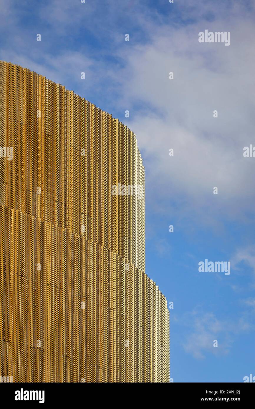 Détail du revêtement extérieur de façade. Swansea Arena et Copr Bay Bridge, Swansea, Royaume-Uni. Architecte : acme, 2024. Banque D'Images