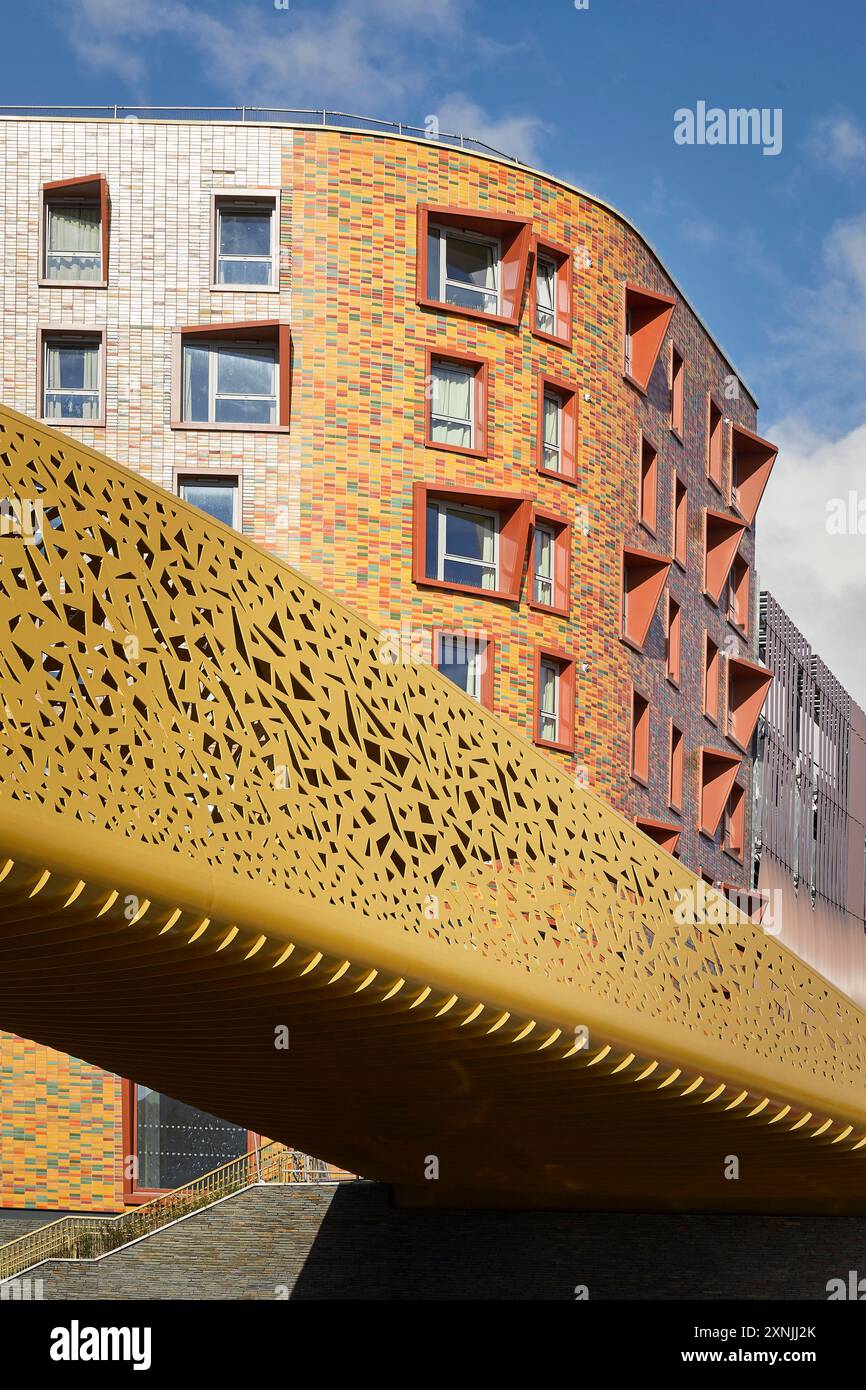 Juxtaposition de façades. Swansea Arena et Copr Bay Bridge, Swansea, Royaume-Uni. Architecte : acme, 2024. Banque D'Images