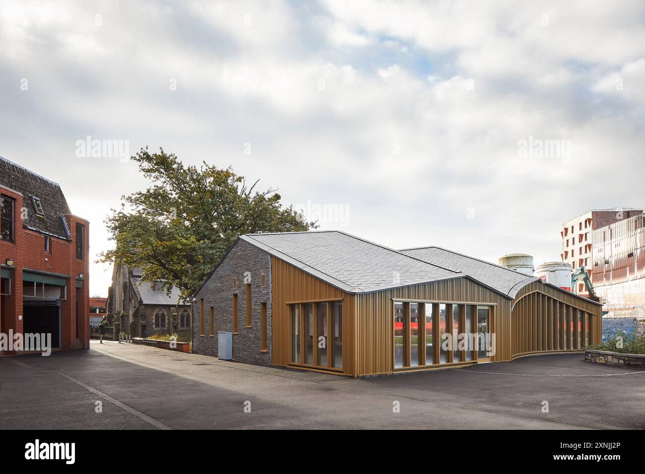 St David's Priory Church Hall. Swansea Arena et Copr Bay Bridge, Swansea, Royaume-Uni. Architecte : acme, 2024. Banque D'Images
