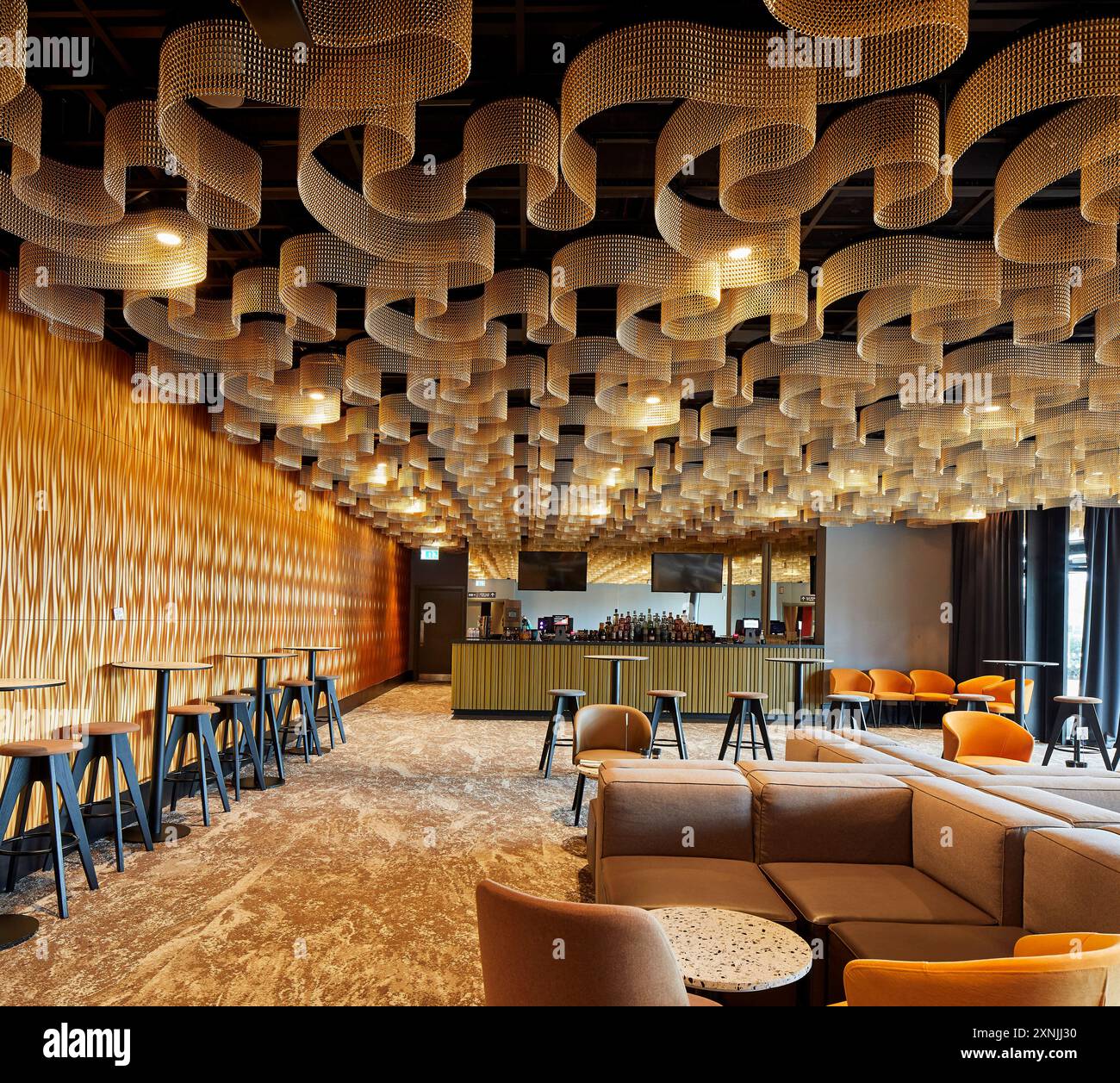 Bar Arena. Swansea Arena et Copr Bay Bridge, Swansea, Royaume-Uni. Architecte : acme, 2024. Banque D'Images