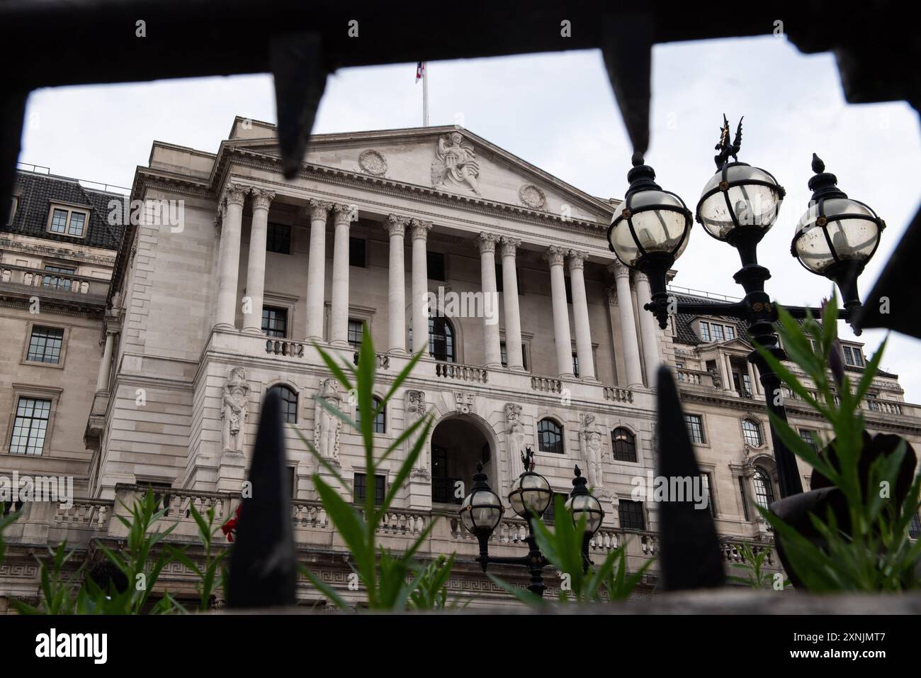 Londres, Angleterre, Royaume-Uni. 1er août 2024. Une vue de la Banque d'Angleterre historique depuis Cornhill, située au cœur de la ville de Londres, capturée le jour d'une décision cruciale sur les taux d'intérêt. La Banque devrait maintenir ou réduire le taux actuel de 5,25 %, une décision suivie de près par les analystes financiers et les marchés au milieu de données économiques récentes. (Crédit image : © Thomas Krych/ZUMA Press Wire) USAGE ÉDITORIAL SEULEMENT! Non destiné à UN USAGE commercial ! Crédit : ZUMA Press, Inc/Alamy Live News Banque D'Images