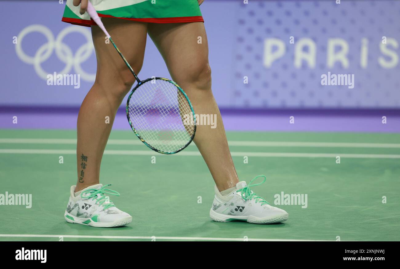 Paris, France. 1er août 2024. La photo prise le 1er août 2024 montre un tatouage signifiant « croyez en vous » en chinois sur la jambe de la bulgare Stefani Stoeva lors du match de quart de finale en double féminin de badminton entre Chen Qingchen/Jia Yifan, de Chine, et Gabriela Stoeva/Stefani Stoeva, de Bulgarie, aux Jeux Olympiques de Paris 2024. France. Crédit : Ren Zhenglai/Xinhua/Alamy Live News Banque D'Images