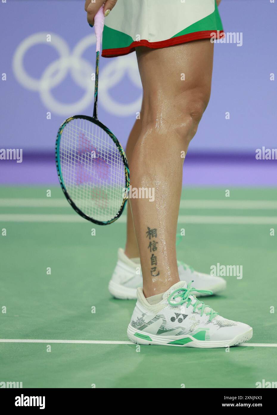 Paris, France. 1er août 2024. La photo prise le 1er août 2024 montre un tatouage signifiant « croyez en vous » en chinois sur la jambe de la bulgare Stefani Stoeva lors du match de quart de finale en double féminin de badminton entre Chen Qingchen/Jia Yifan, de Chine, et Gabriela Stoeva/Stefani Stoeva, de Bulgarie, aux Jeux Olympiques de Paris 2024. France. Crédit : Ren Zhenglai/Xinhua/Alamy Live News Banque D'Images