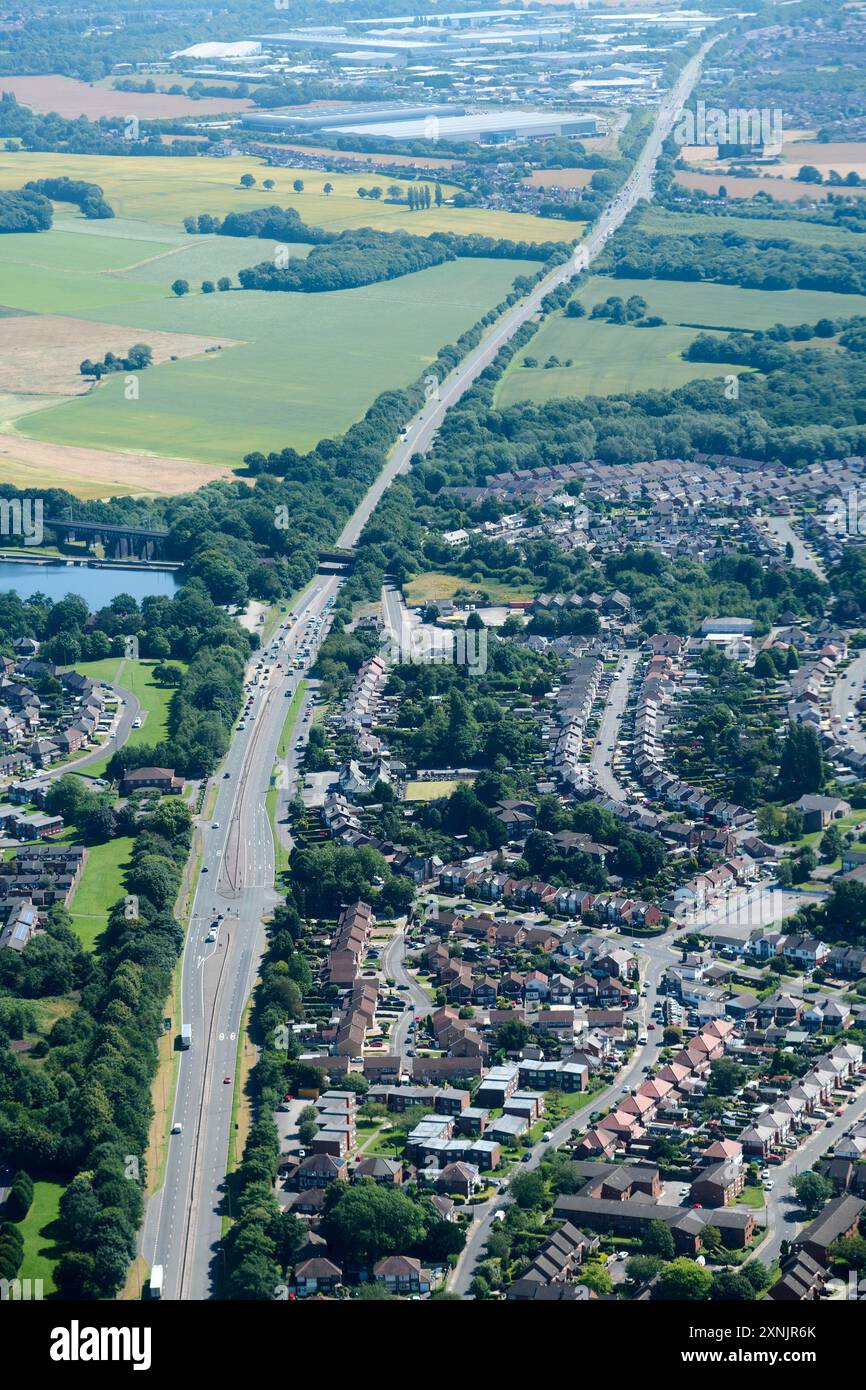 Un tir par drone de la route East Lancs reliant Manchester et Liverpool, au nord-ouest de l'Angleterre, au Royaume-Uni Banque D'Images