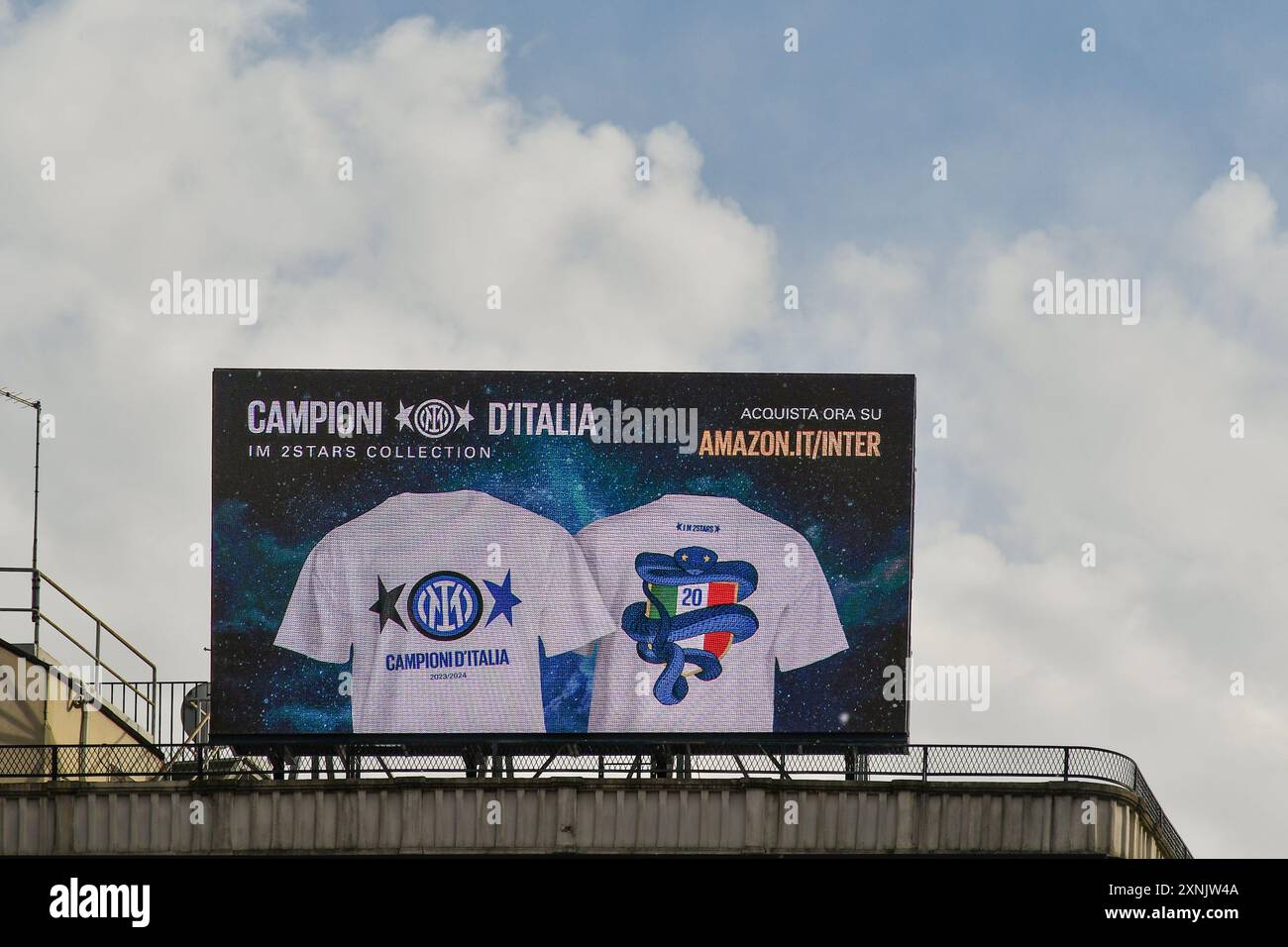 Giant mené avec une publicité par Amazon des t-shirts de l'Inter, champion italien de football en 2024, sur un toit, Milan, Lombardie, Italie Banque D'Images