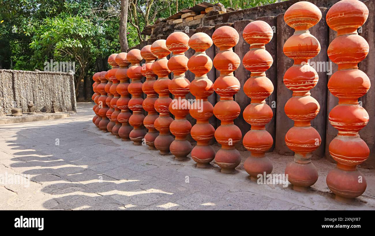 Belle vue du motif des pots de sol dans Rock Garden, construit par le fonctionnaire du gouvernement Nek Chand Saini en 1957, Chandigarh, Inde. Banque D'Images