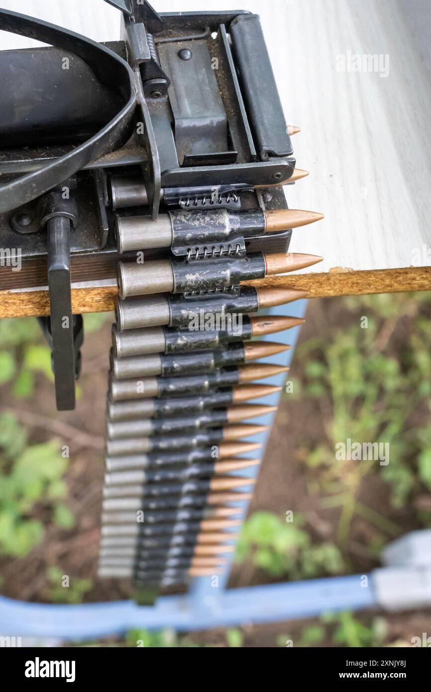 Une petite machine qui charge une ceinture de mitrailleuse de 7,62 mm Banque D'Images