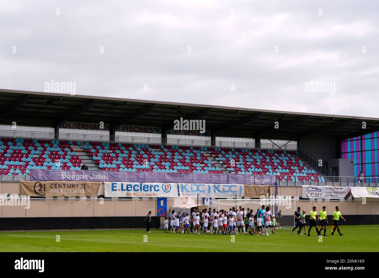 Équipes sur le terrain lors du match amical entre Bourgoin Jallieu et Torino FC au STADE PIERRE RAJON à Lione. 1er août 2024. Sport - soccer- EXCLUSIF TORINO FC (photo Fabio Ferrari/LaPresse) Banque D'Images