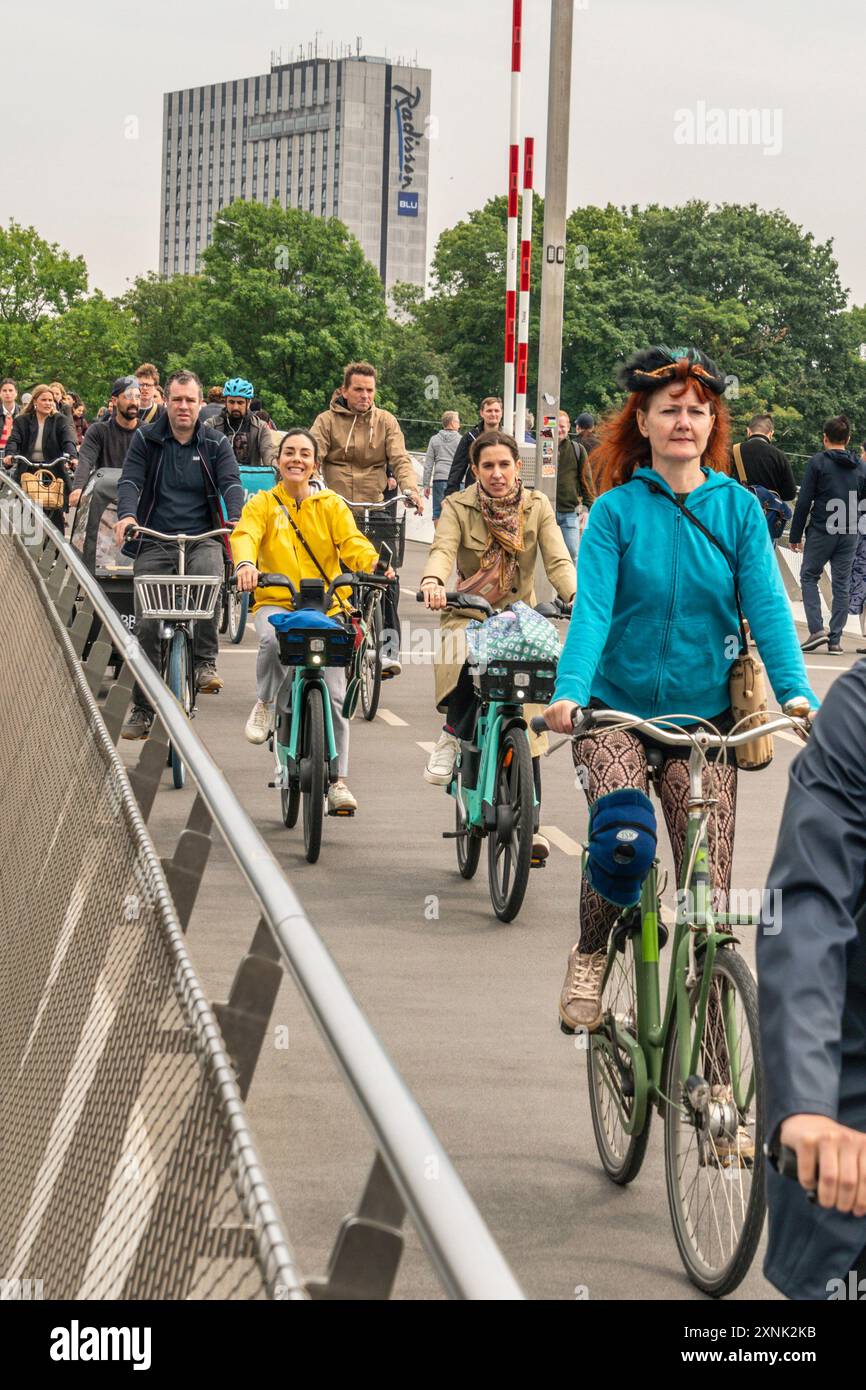 Fahrradfahrer auf der Lille Langebro Brücke , Fahrradbrücke, Architekten Wilkinson Eyre und Büro Happold, Kopenhagen Hafen, Dänemark Banque D'Images