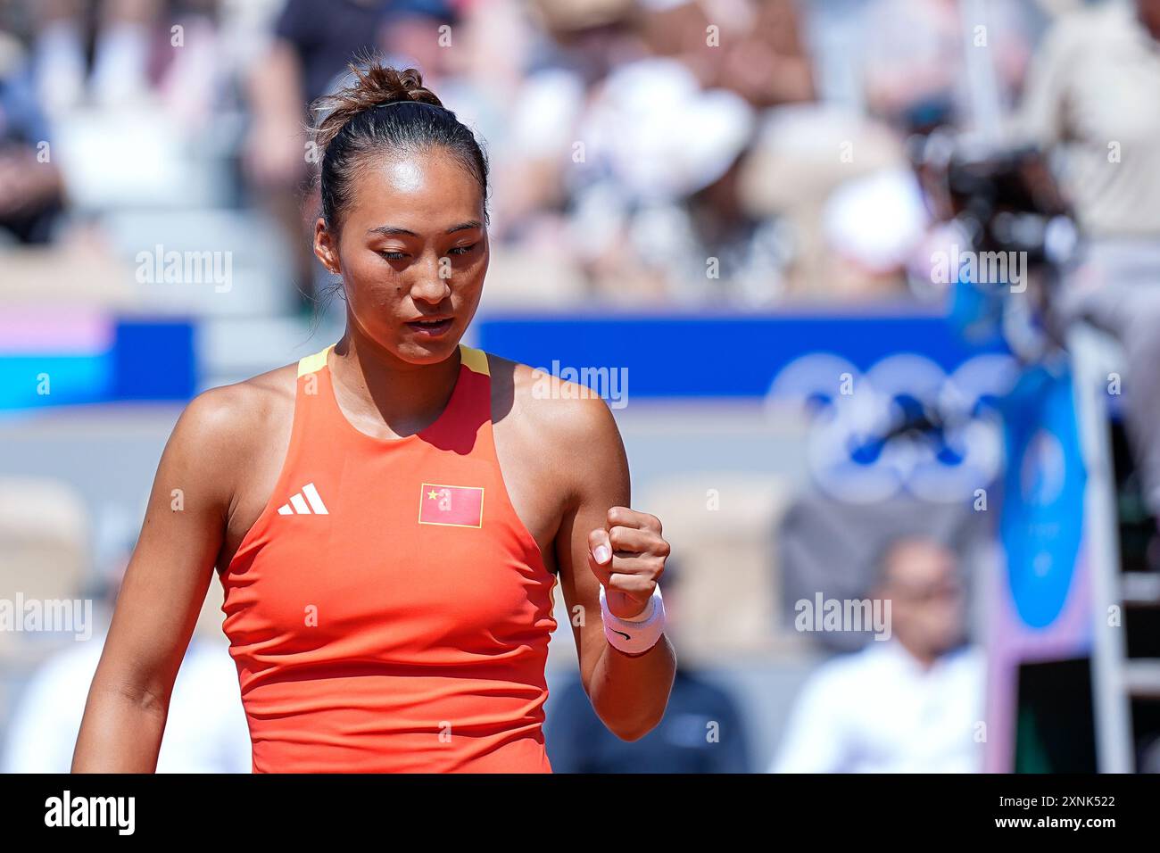 Paris, France. 01 août 2024. PARIS, FRANCE - 1er AOÛT : Zheng Qinwen, de Chine, célèbre un point lors de la demi-finale féminine de tennis le sixième jour des Jeux Olympiques de Paris 2024 à Roland Garros le 1er août 2024 à Paris, France. (Daniela Porcelli/SPP) crédit : SPP Sport Press photo. /Alamy Live News Banque D'Images