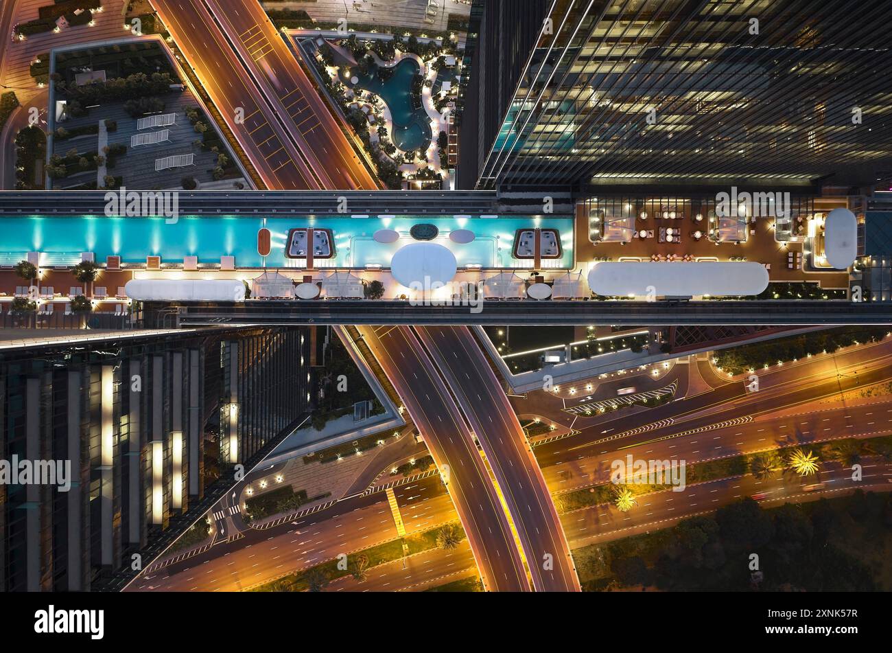 Vue aérienne de la liaison éclairée. One Za'abeel Tower, Dubaï, Émirats arabes Unis. Architecte : Nikken Sekkei, 2023. Banque D'Images