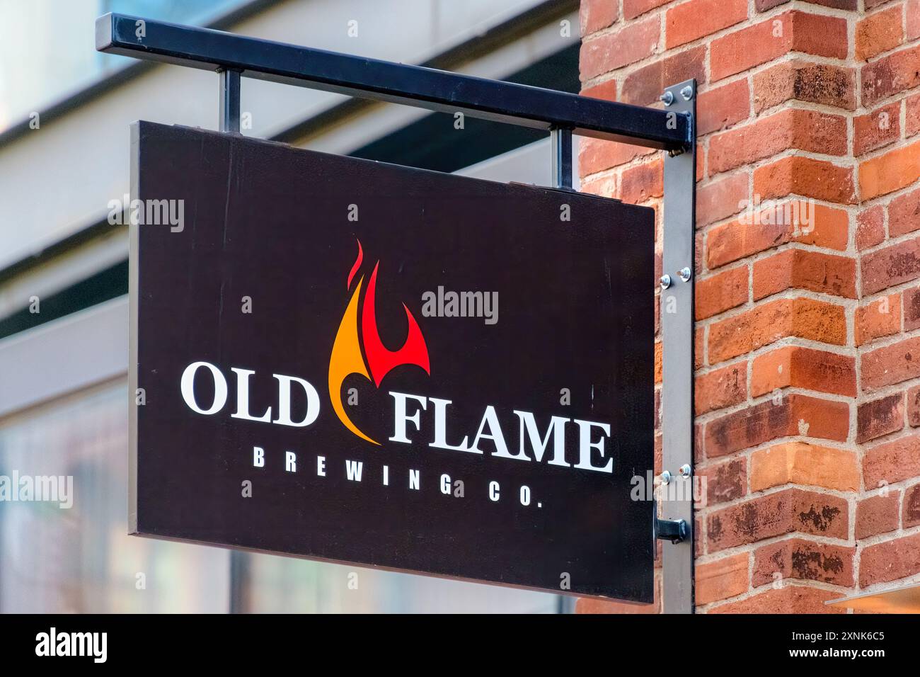 Toronto, Canada - 29 juillet 2024 : logo ou enseigne commerciale pour la Old Flame Brewing Company dans le quartier des distilleries. Banque D'Images