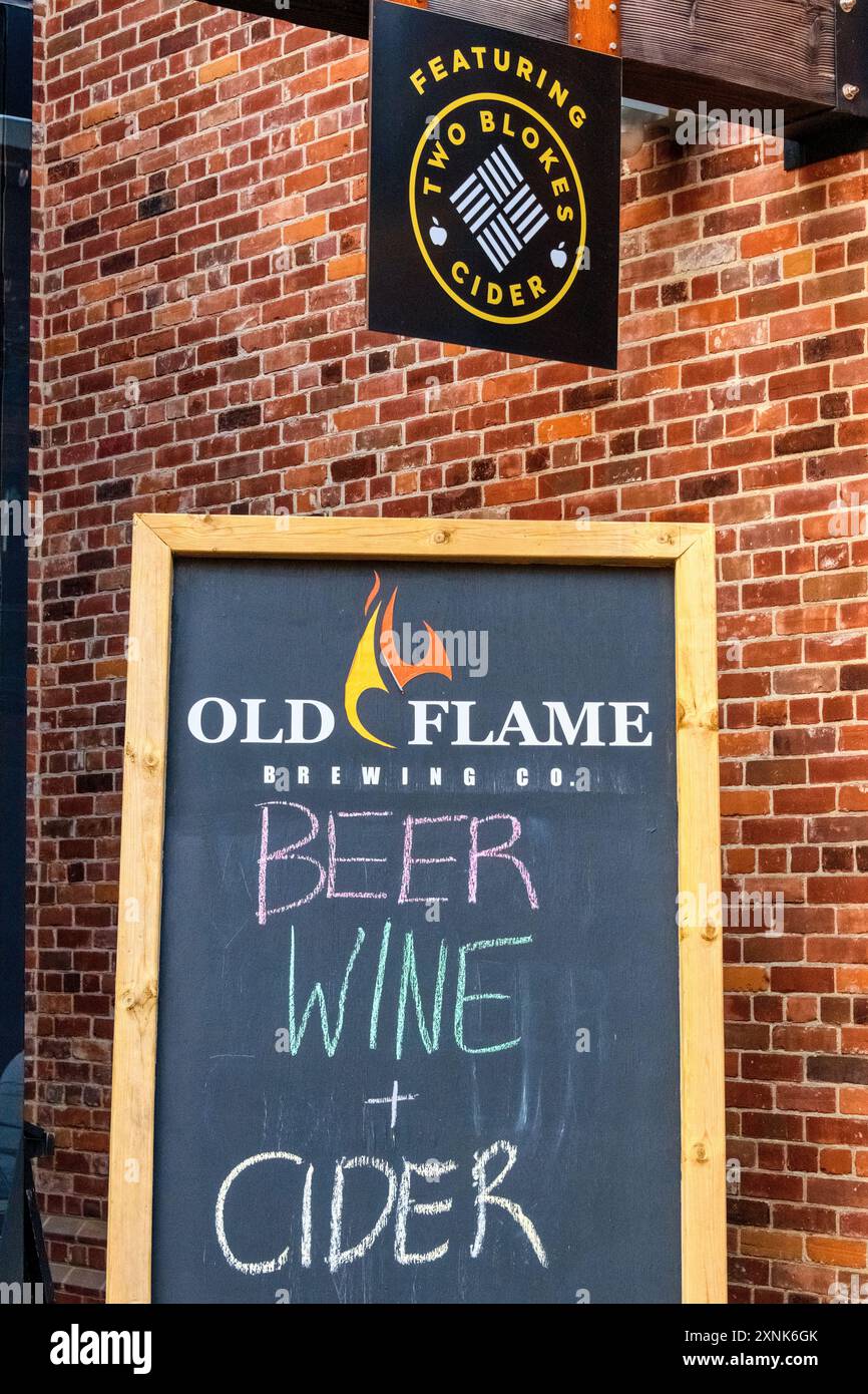 Toronto, Canada - 29 juillet 2024 : enseigne commerciale de la brasserie Old Flame dans le district de la distillerie Banque D'Images