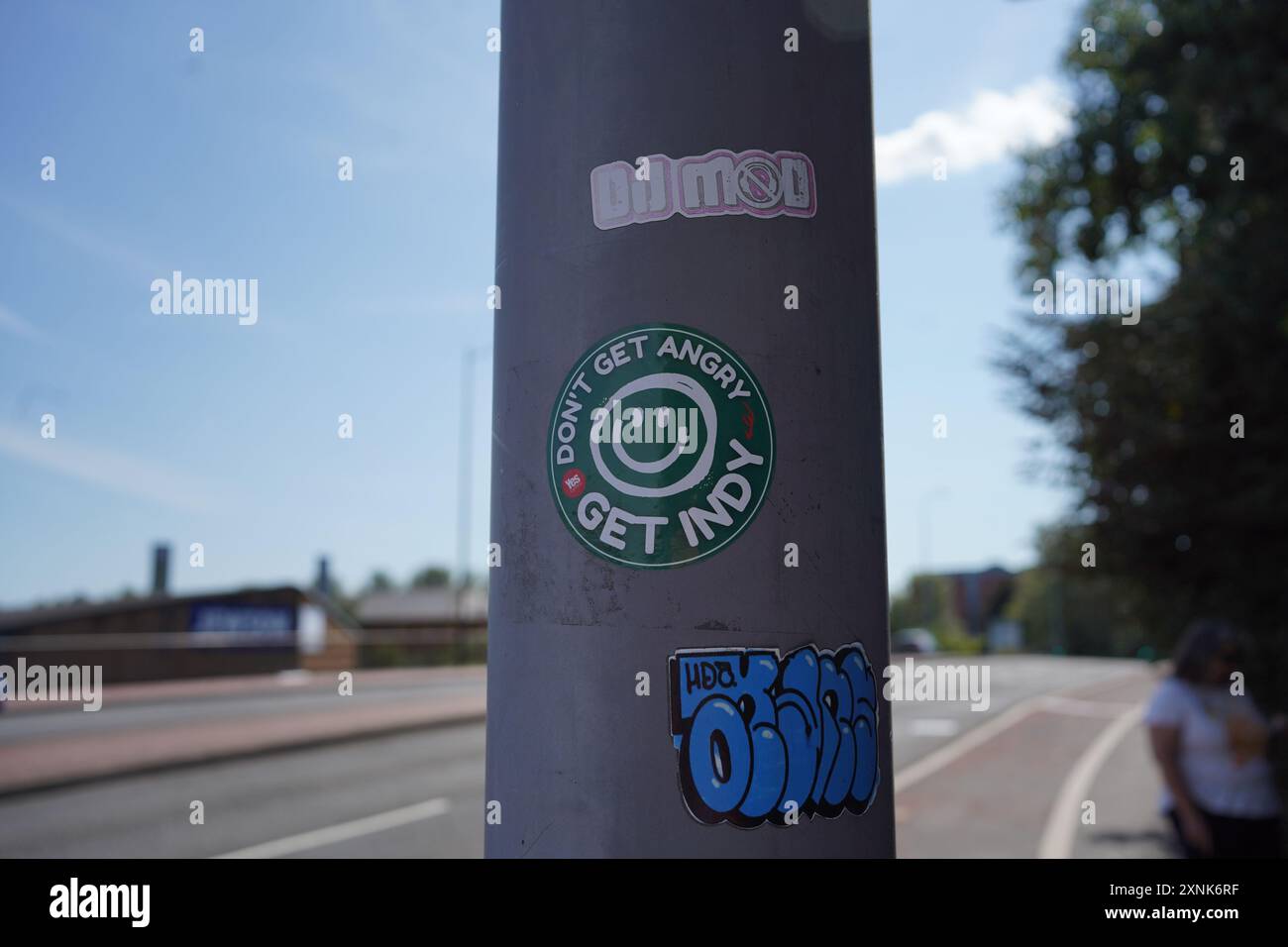 Ne vous mettez pas en colère, Get Indy Lamp Post Sticker Around the Wharf., Cardiff, juillet 2024 Banque D'Images