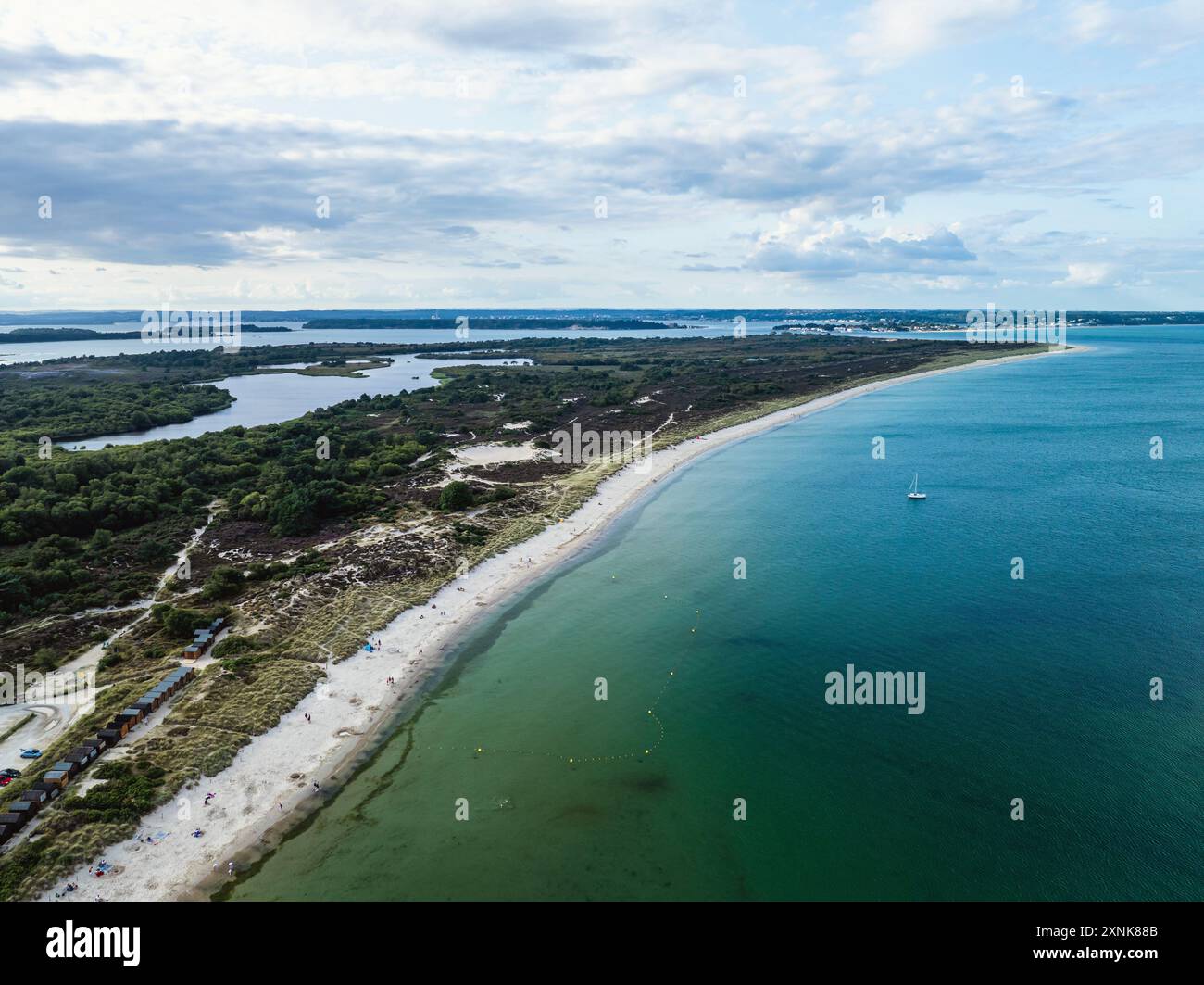 Studland Naturist Beach et Knoll Beach Studland au-dessus de la réserve naturelle nationale de Studland et Godlingston Heath depuis un drone, Studland, Poole, Dorset, Royaume-Uni Banque D'Images