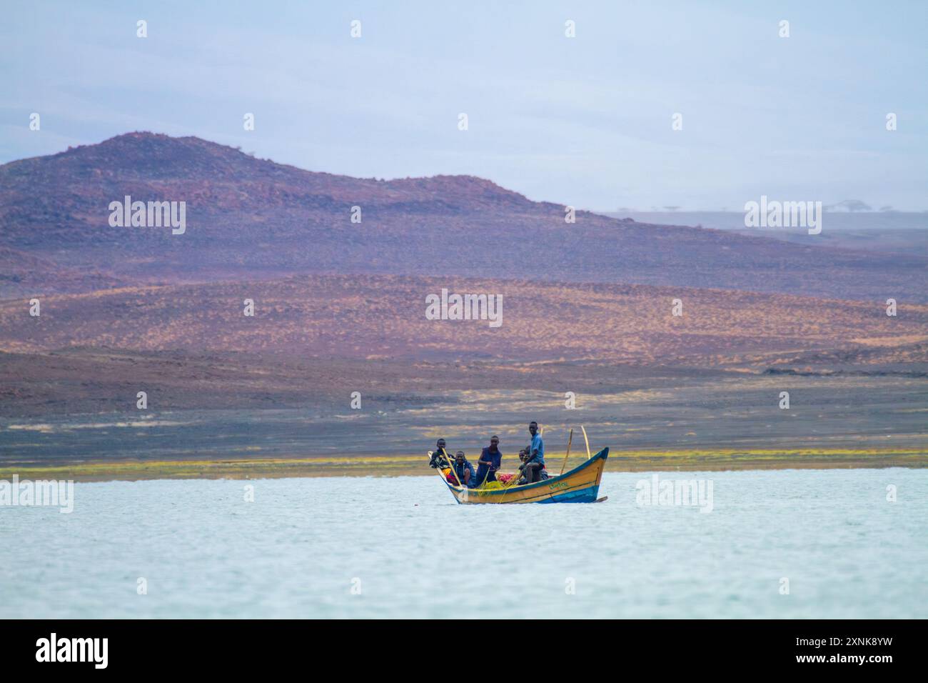 Lac Turkana Kenya, bateau avec pêcheurs sur le lac Turkana Banque D'Images