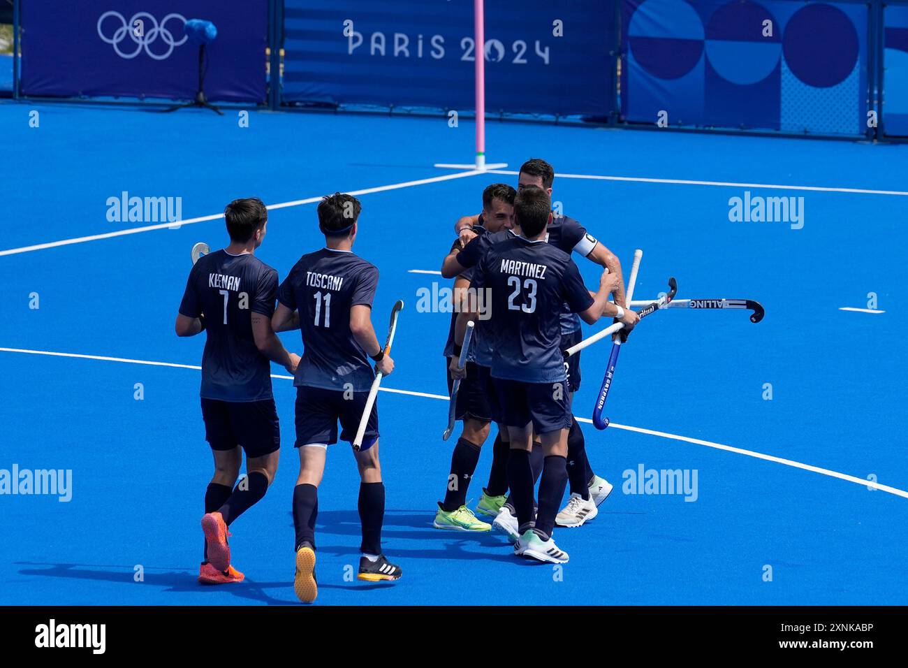 Argentina's Tomas Domene, center, celebrates with teammates after scoring his side's opening goal during the men's field hockey match between Argentina and Ireland at the Yves-du-Manoir Stadium, at the 2024 Summer Olympics, Thursday, Aug. 1, 2024, in Colombes, France. (AP Photo/Anjum Naveed) Banque D'Images