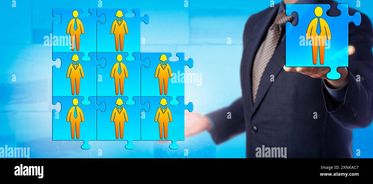Méconnaissable directeur d'entreprise masculin offre la pièce finale pour compléter son puzzle d'équipe de travail. Concept de ressources humaines pour team building, collabo Banque D'Images