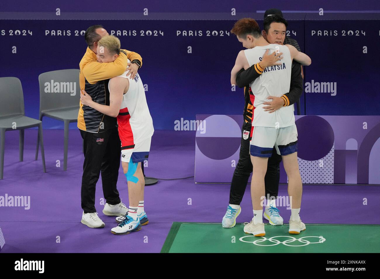 Malaysia's Aaron Chia and Soh Wooi Yik celebrate with their coaches Rexy Mainaky and Tan Bin Shen after defeating India's Satwiksairaj Rankireddy and Chirag Shetty during their men's doubles badminton quarterfinal match at the 2024 Summer Olympics, Thursday, Aug. 1, 2024, in Paris, France. (AP Photo/Dita Alangkara) Banque D'Images