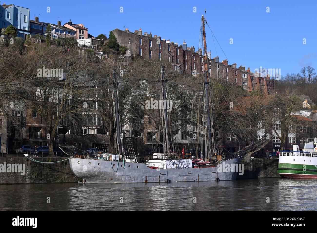 Bâtiments sur la colline surplombant les bateaux dans le port de Bristol Banque D'Images