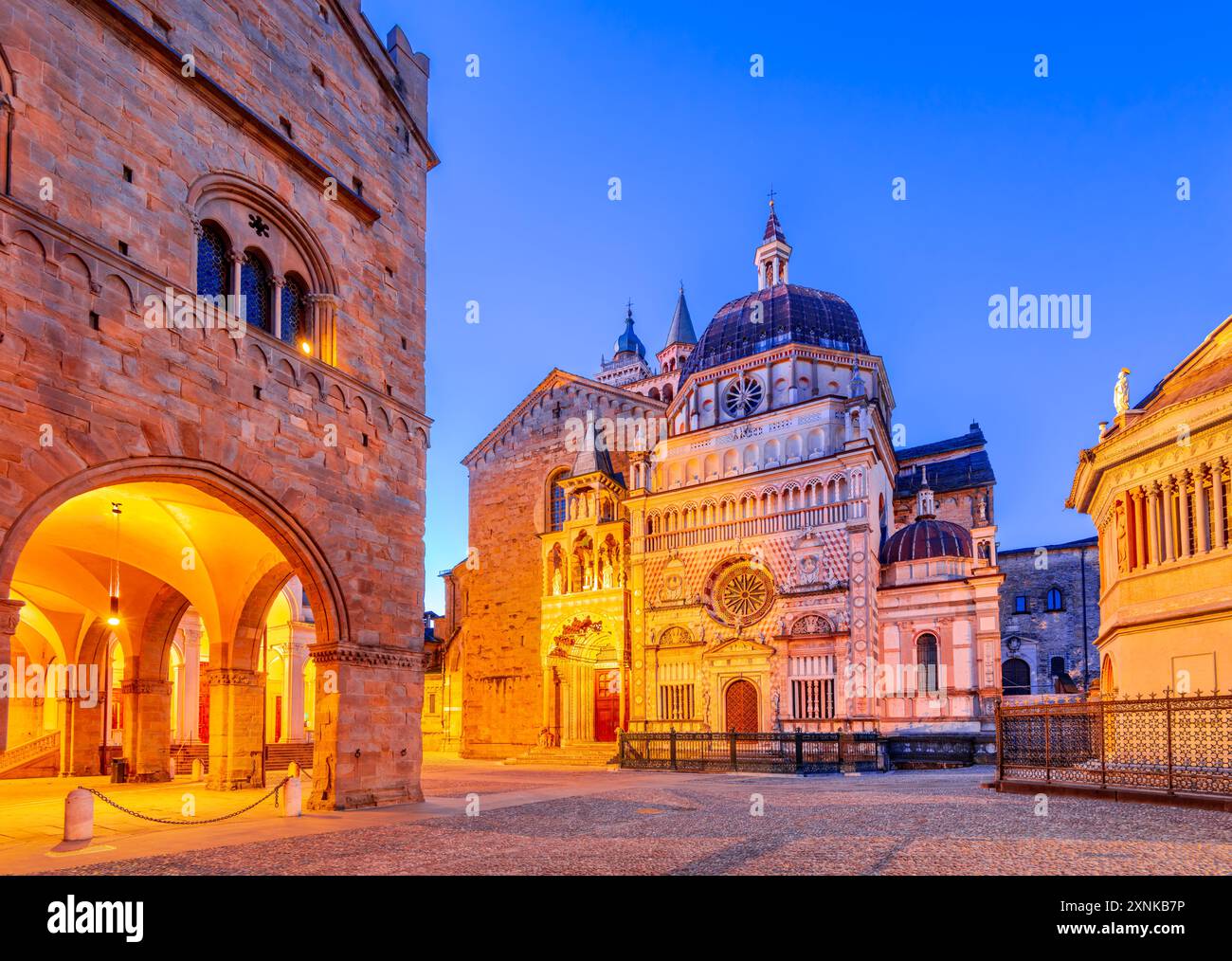 Bergame, Italie. Capela Colleoni et petite Piazza Duomo, lumières du matin. Citta Alta belle lumière du jour. Banque D'Images