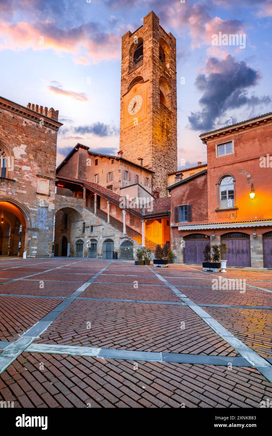 Bergame, Italie. Tour Campanone sur la Piazza Vecchia - Citta Alta, le crépuscule du matin illuminé, belle ville historique en Lombardie Banque D'Images