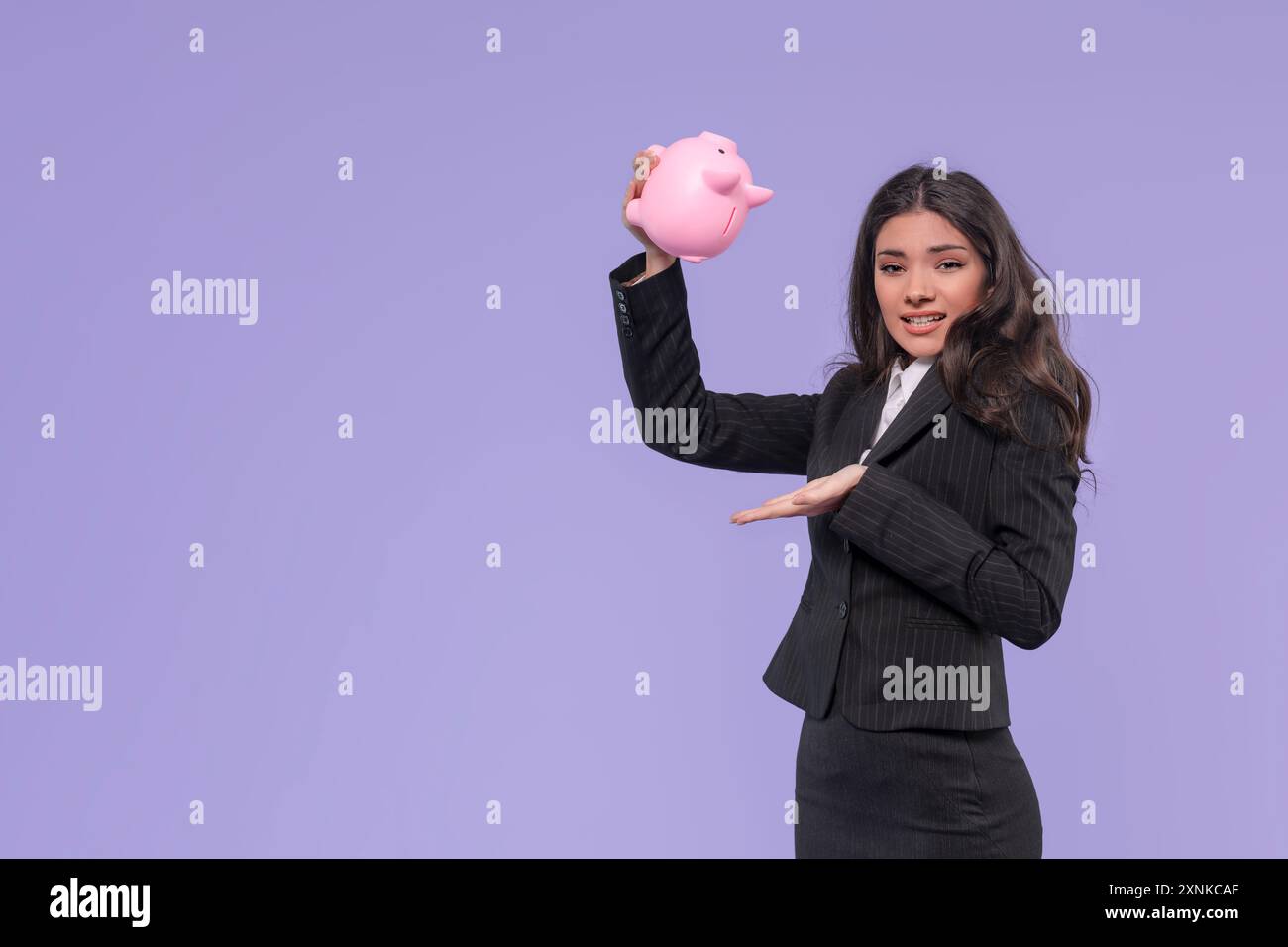 femme malheureuse en veste intelligente découvrant une tirelire vide sans épargne, investissement, épargne, monnaie, dépôt. Prise de vue en studio intérieur isolée avec Banque D'Images