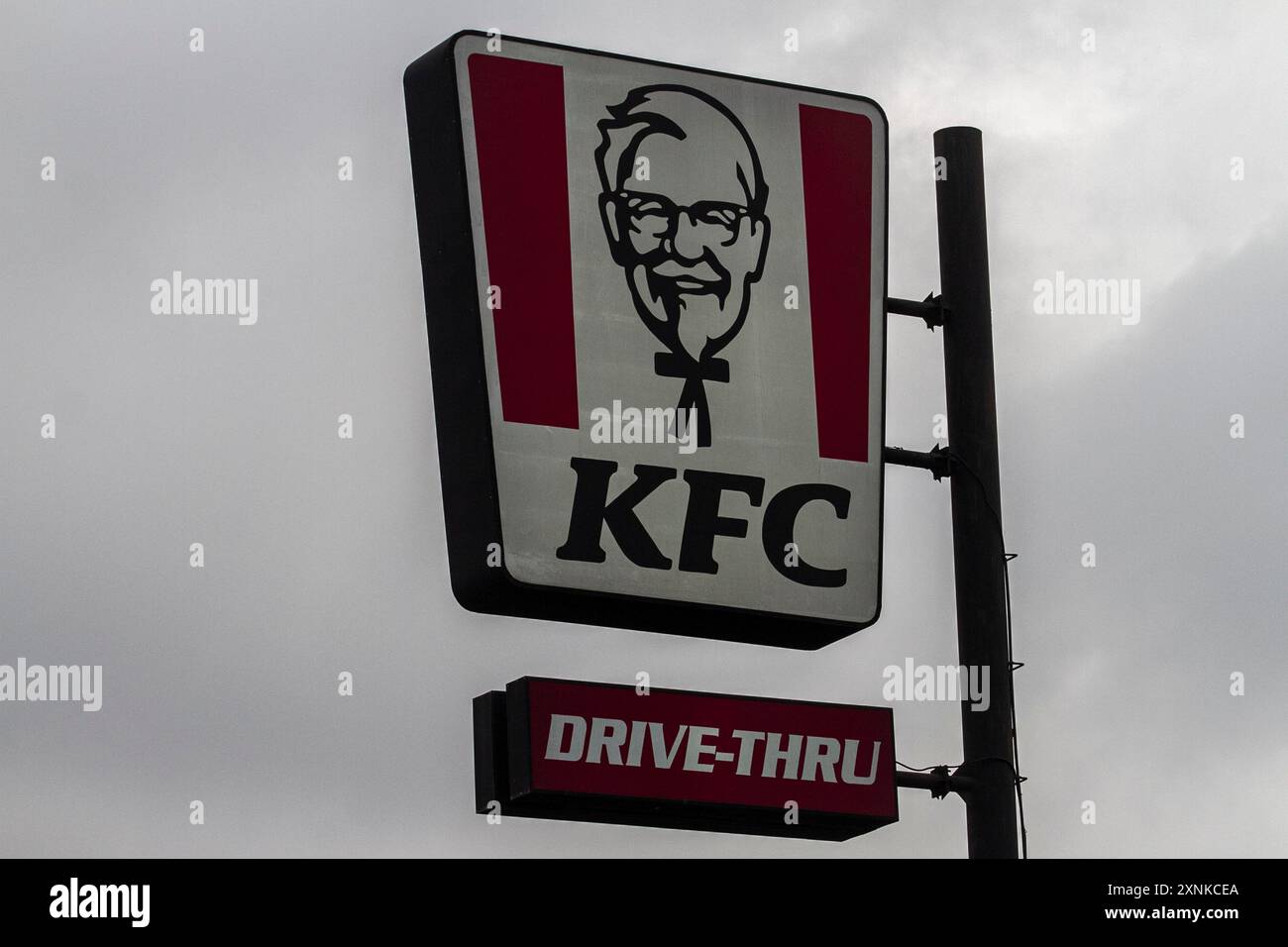 Sleman, Yogyakarta, Indonésie. 1er août 2024. Un panneau de la chaîne de restauration rapide américaine, KFC, est vu dans l'un de ses points de vente à Sleman. Les pertes de l'opérateur de restauration rapide Kentucky Fried Chicken (KFC) Indonesia ont augmenté de 6 173,9 pour cent au premier semestre 2024. Sur la base d'une copie du rapport financier de la société dans la divulgation d'informations sur la bourse d'Indonésie (IDX), la société a subi une perte nette de 348,83 milliards IDR, soit environ 21 444 010 30 USD, en raison de la pandémie de COVID-19 qui ne s’est pas complètement rétablie et des actions de boycott endémiques sur les médias sociaux contre Banque D'Images