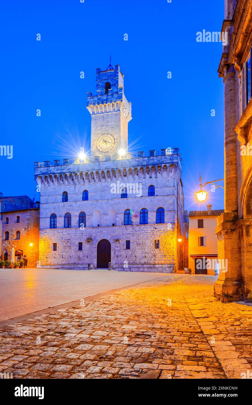 Montepulciano, Toscane. Belle vue sur le paysage urbain sur la Piazza Grande, Hôtel de ville, l'une des plus belles villes d'Italie. Banque D'Images