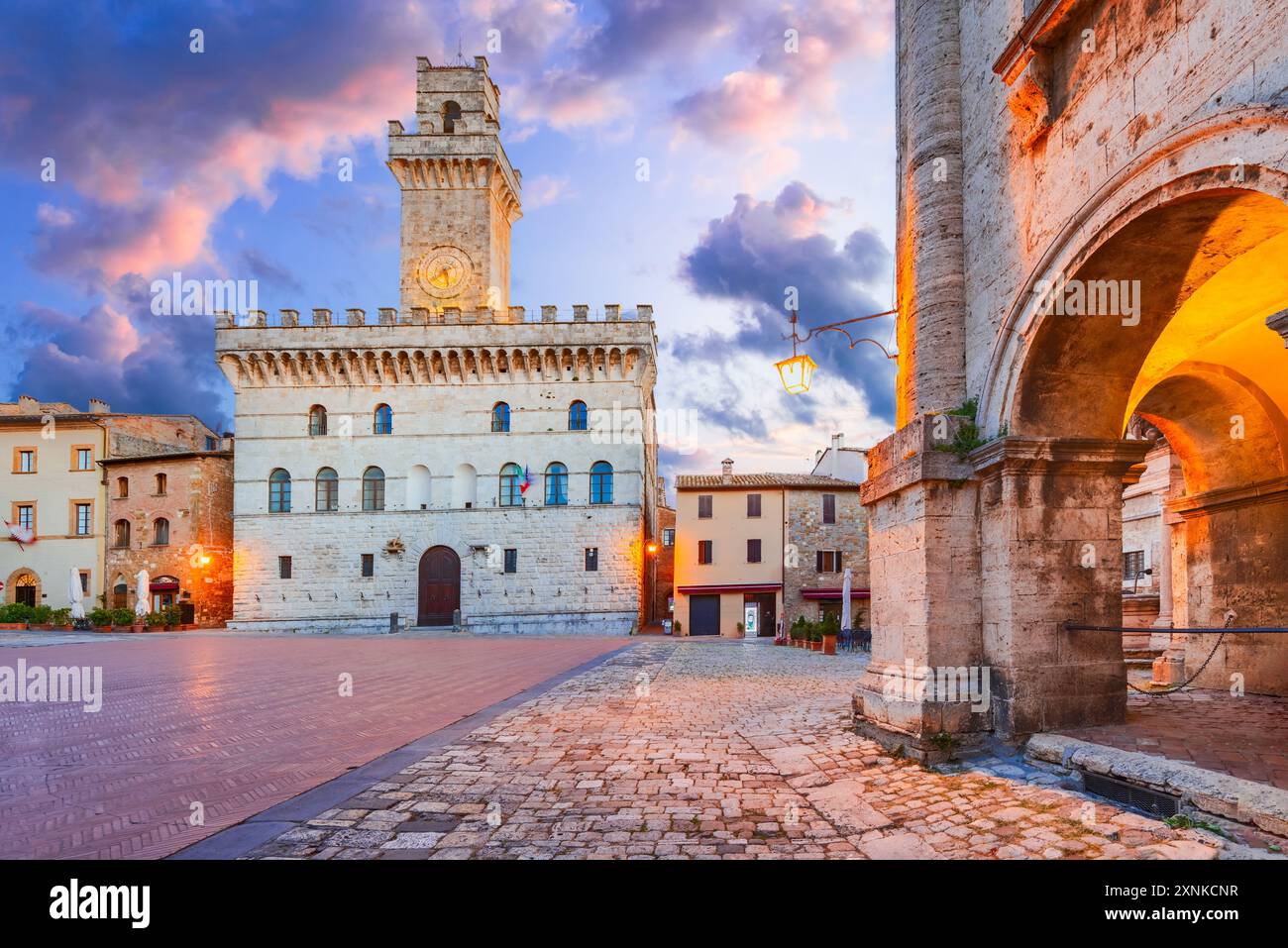 Montepulciano, Italie. Matin crépuscule sur la Piazza Grande, Hôtel de ville, l'une des plus belles villes de Toscane. Banque D'Images