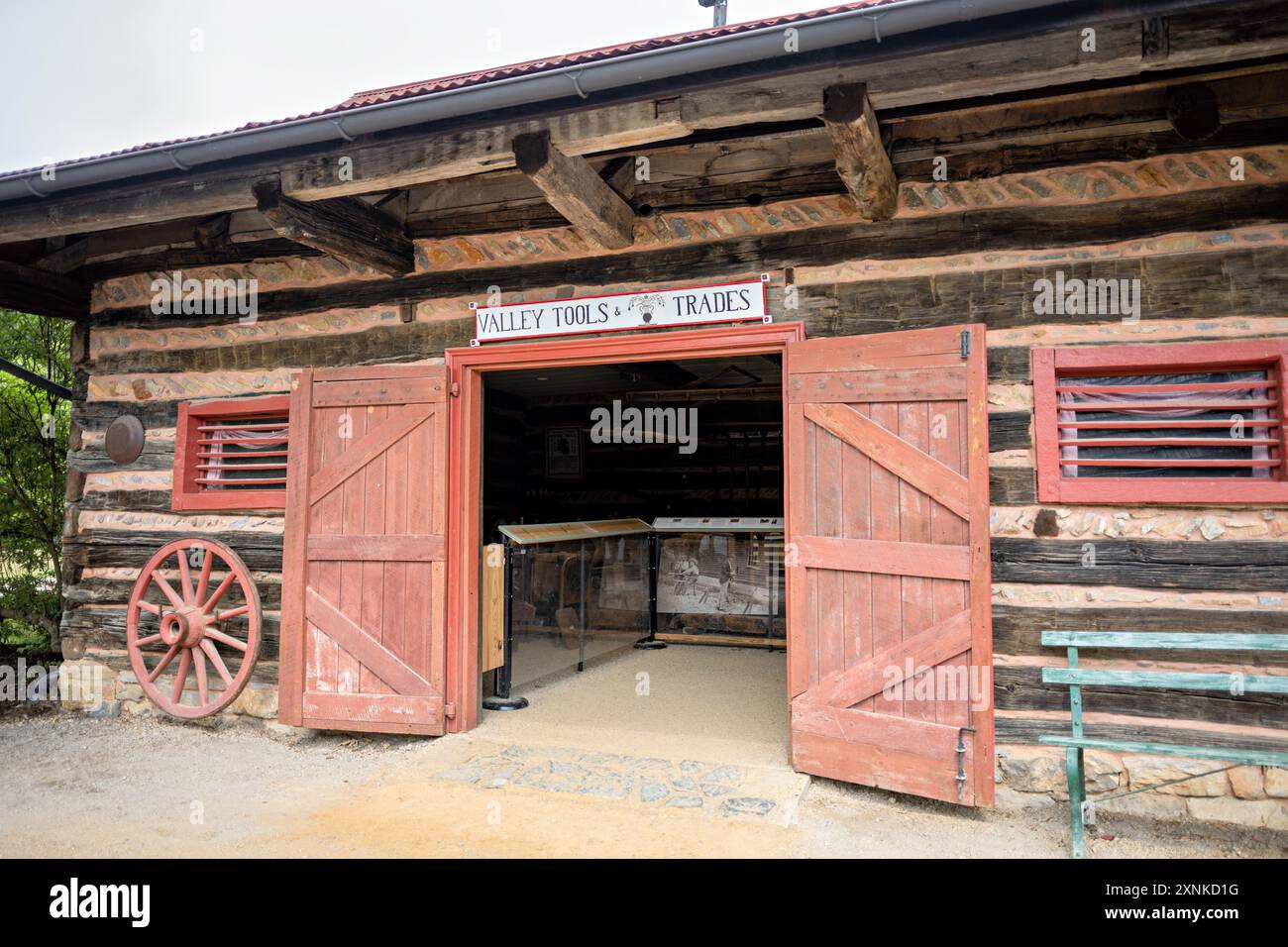 LURAY, Virginie, États-Unis — le magasin Valley Tools and Trades Shop du Shenandoah Heritage Village présente des outils et des outils traditionnels utilisés dans l'artisanat et les industries de la vallée de Shenandoah au XIXe siècle. Située à Luray, en Virginie, cette exposition offre aux visiteurs un aperçu de l'artisanat historique et du patrimoine industriel de la région. La boutique dispose d'une gamme d'outils et d'équipements d'époque authentiques utilisés par les commerçants et les artisans locaux. Banque D'Images