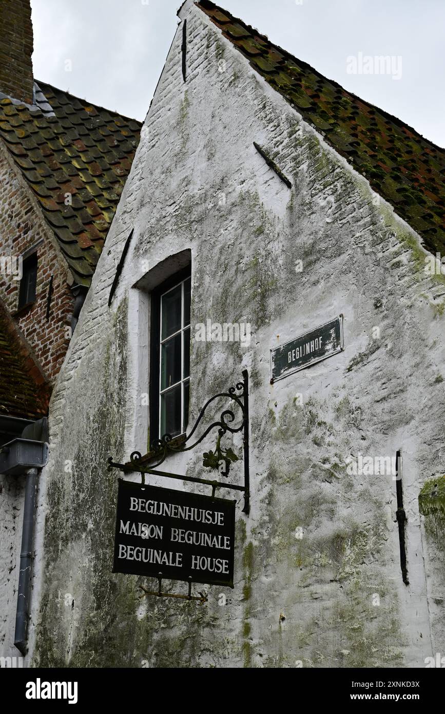 Panneaux à l'intérieur du béguinage princier TEN Wijngaarde dans la ville de Bruges, Belgique. Banque D'Images