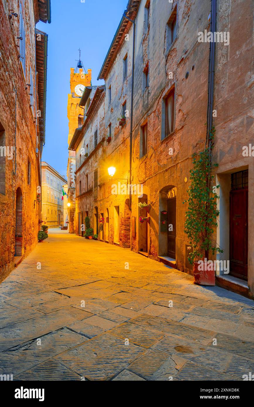 Pienza, Italie. Corso il Rossellino et Hôtel de ville, beau centre historique de Comune di Pienza. Banque D'Images