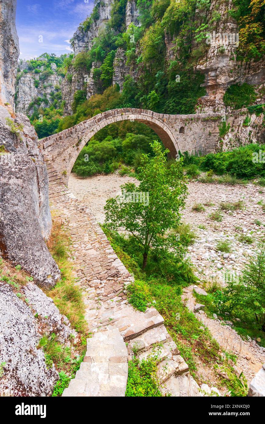 Zagori, Grèce. Pont de Kokkorou, pont médiéval en pierre situé sur la rivière de Voidomatis, montagnes Pindus. Banque D'Images