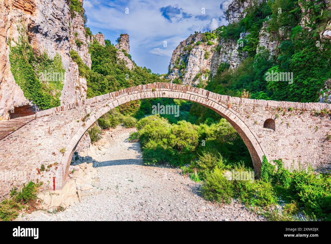 Zagori, Grèce. Pont de Kokkorou, pont médiéval en pierre à une arche situé sur la rivière de Voidomatis, village de Koukouli - montagnes Pindus. Banque D'Images
