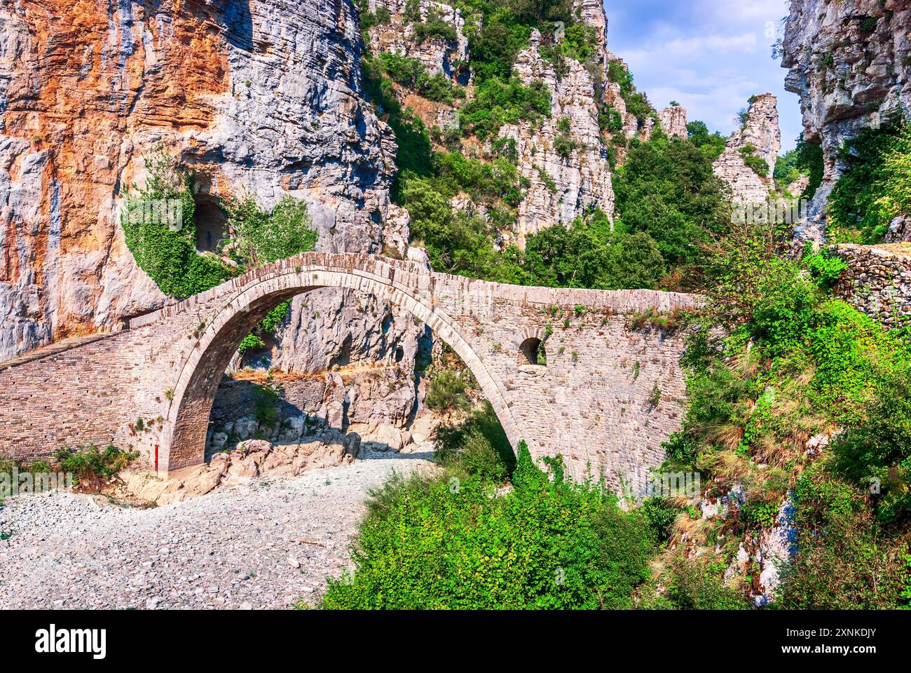 Zagori, Grèce. Pont de Kokkorou, pont médiéval en pierre situé sur la rivière de Voidomatis, montagnes Pindus. Banque D'Images