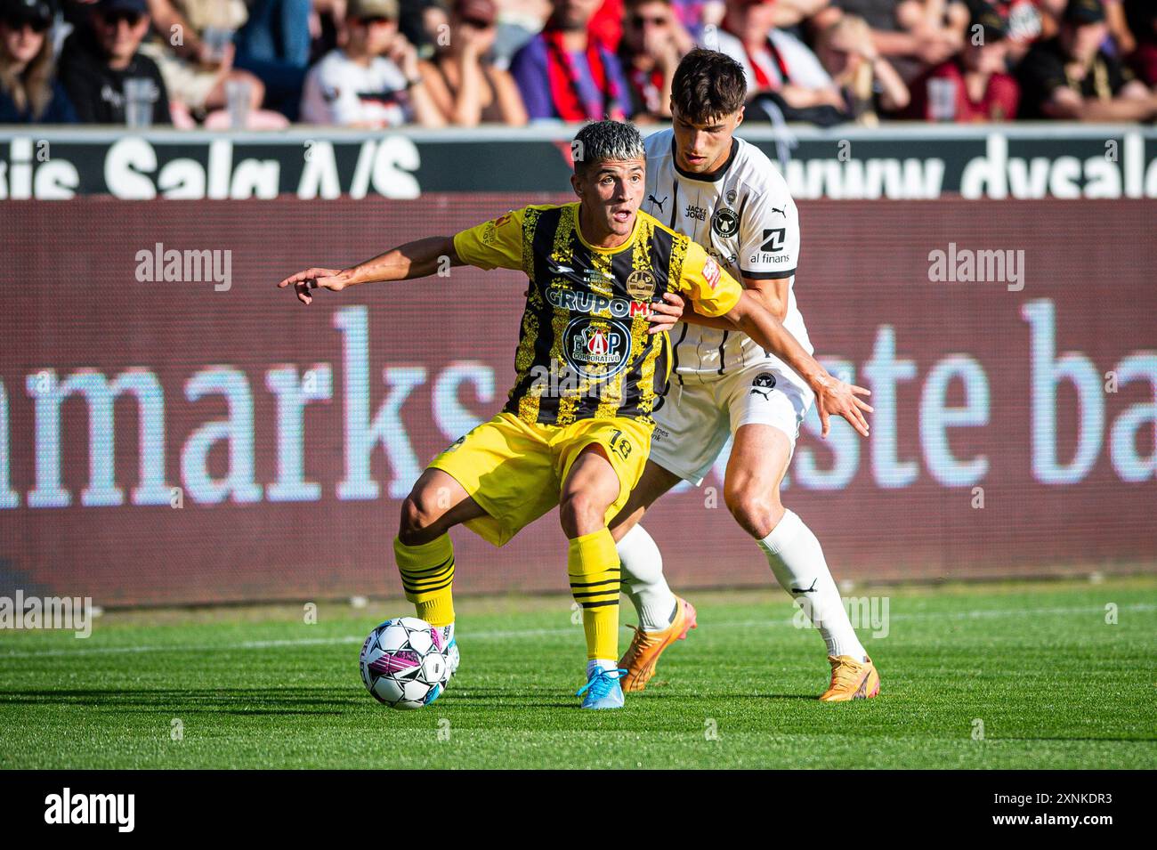 Herning, Danemark. 31 juillet 2024. Alejandro Gomez (18 ans) de UA Santa Coloma et Adam Gabriel (13 ans) du FC Midtjylland vus lors du match de qualification de l'UEFA Champions League entre le FC Midtjylland et UA Santa Coloma au MCH Arena de Herning. Crédit : Gonzales photo/Alamy Live News Banque D'Images