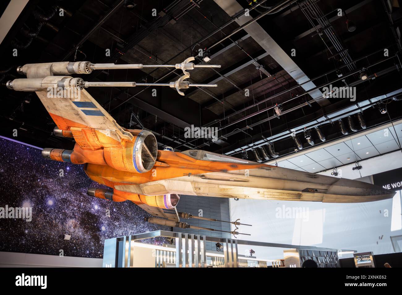 Star Wars X-Wing Smithsonian National Air and Space Museum Washington DC // WASHINGTON DC — Un chasseur T-70 X-Wing de « Star Wars : The Rise of Skywalker » exposé au Smithsonian National Air and Space Museum de Washington DC. Cet accessoire utilisé par écran, prêté à long terme par Lucasfilm, est suspendu à l'extérieur du planétarium, mettant en évidence l'intersection de la science-fiction et de l'exploration spatiale. Banque D'Images